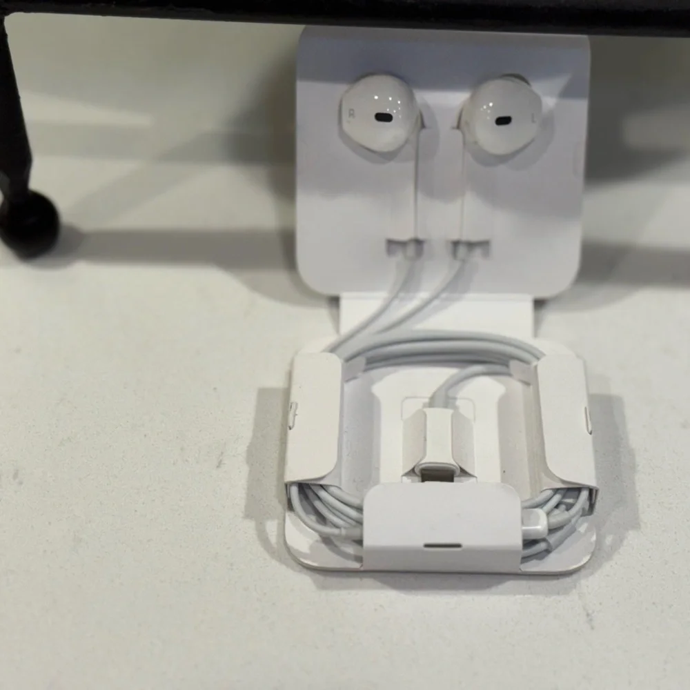 New Apple Wired Earbuds with Lightning Connector
